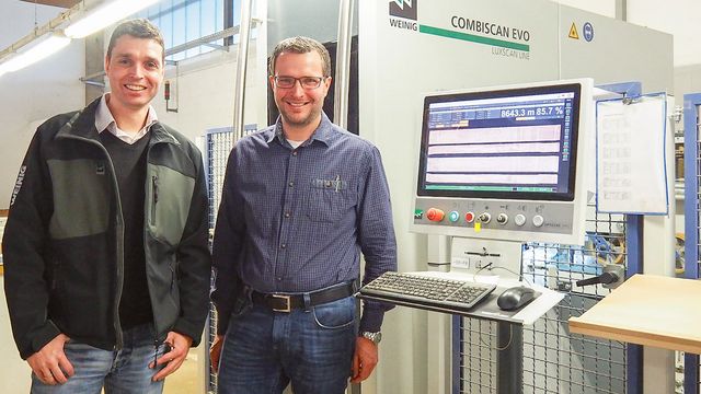 Keen on the SOLID SCAN Evo C200: Jörn Dittgen of Luxscan and Rainer Weitzenbürger, Head of Production at Möbelwerke Decker (from left) Keen on the SOLID SCAN Evo C200: Jörn Dittgen of Luxscan and Rainer Weitzenbürger, Head of Production at Möbelwerke Decker (from left)
