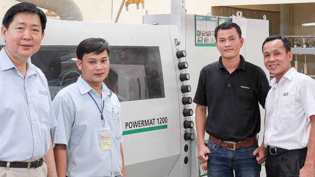 The straight path to success: Tony Sulimro (Owner of San Lim) and his Head of Production Nguyen Dinh Khanh. To the left and right: Tran Hoia Son and Chung Van Dang (Michael Weinig Asia)