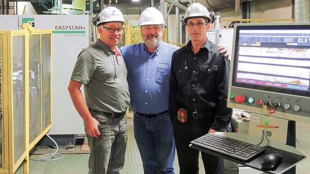 Satisfied management: Production Director Alain Mignault and Quality Manager Daniel Tremblay, delighted with their wood recovery, with Thierry Labetoulle from Luxscan (center)